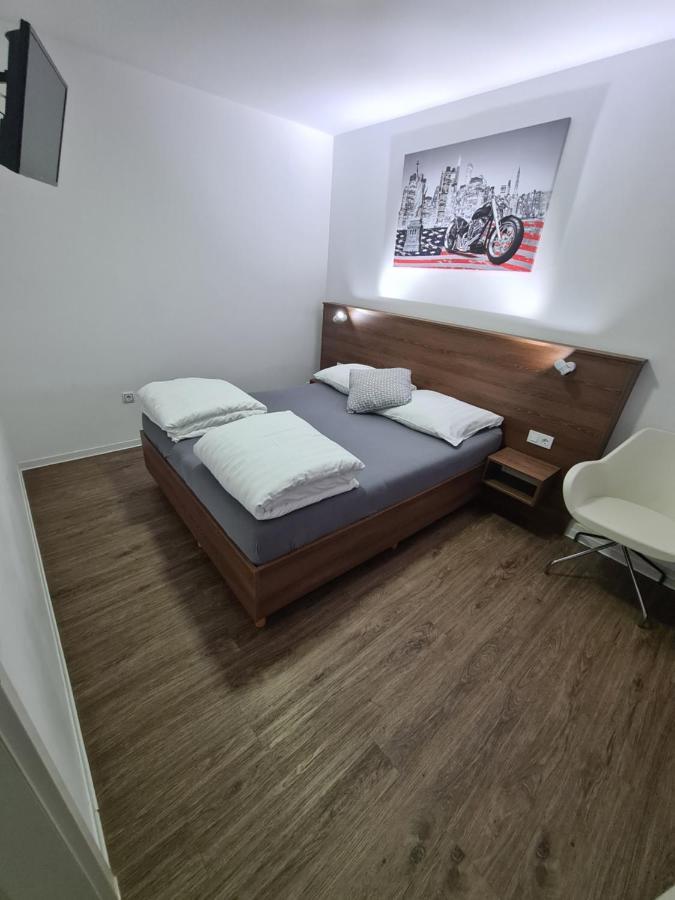 Pension Zwei A Leverkusen Bagian luar foto